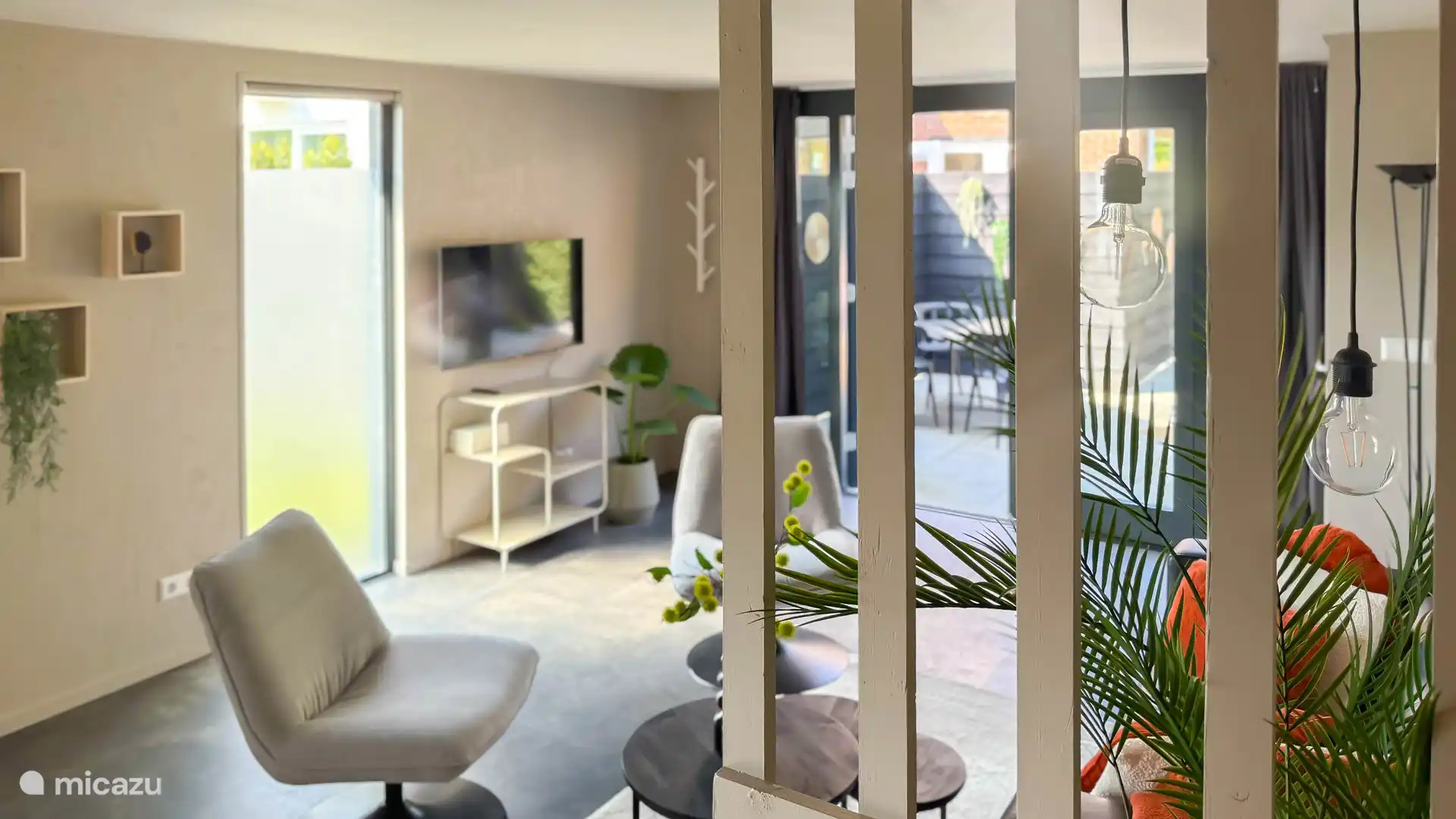 Blick von der Treppe auf das Wohnzimmer