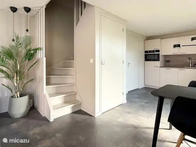 't Boschhuys | Pays-Bas, Hollande du Nord, Bergen - tiny house Escalier et cuisine