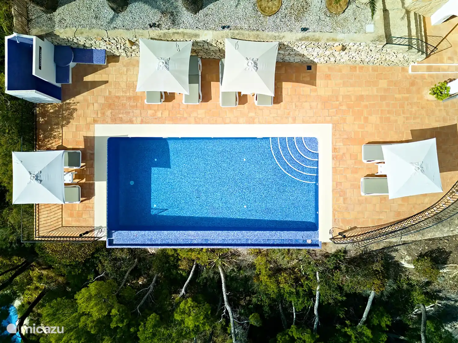 Casa la Gaviota - Schwimmbad mit Liegestühlen und Sonnenschirmen. 