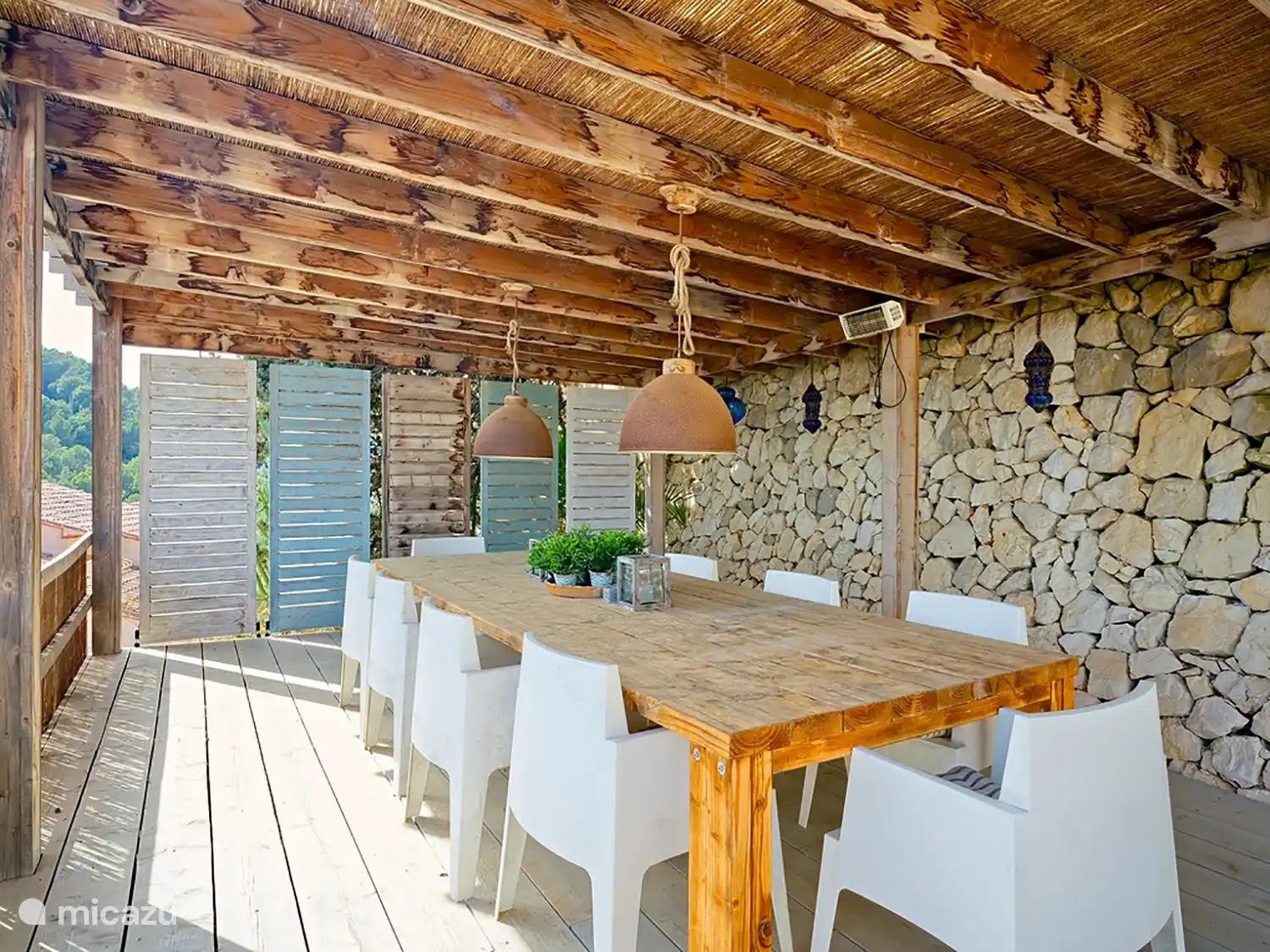 Casa la Gaviota - Überdachter Esstisch im Garten. 