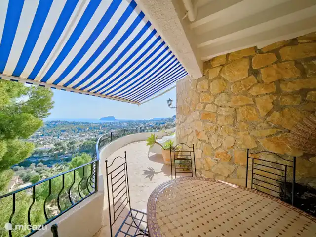 Casa la Gaviota | Espagne, Costa Blanca, Teulada - villa Casa la Gaviota - Table à manger sur une terrasse couverte avec vue.