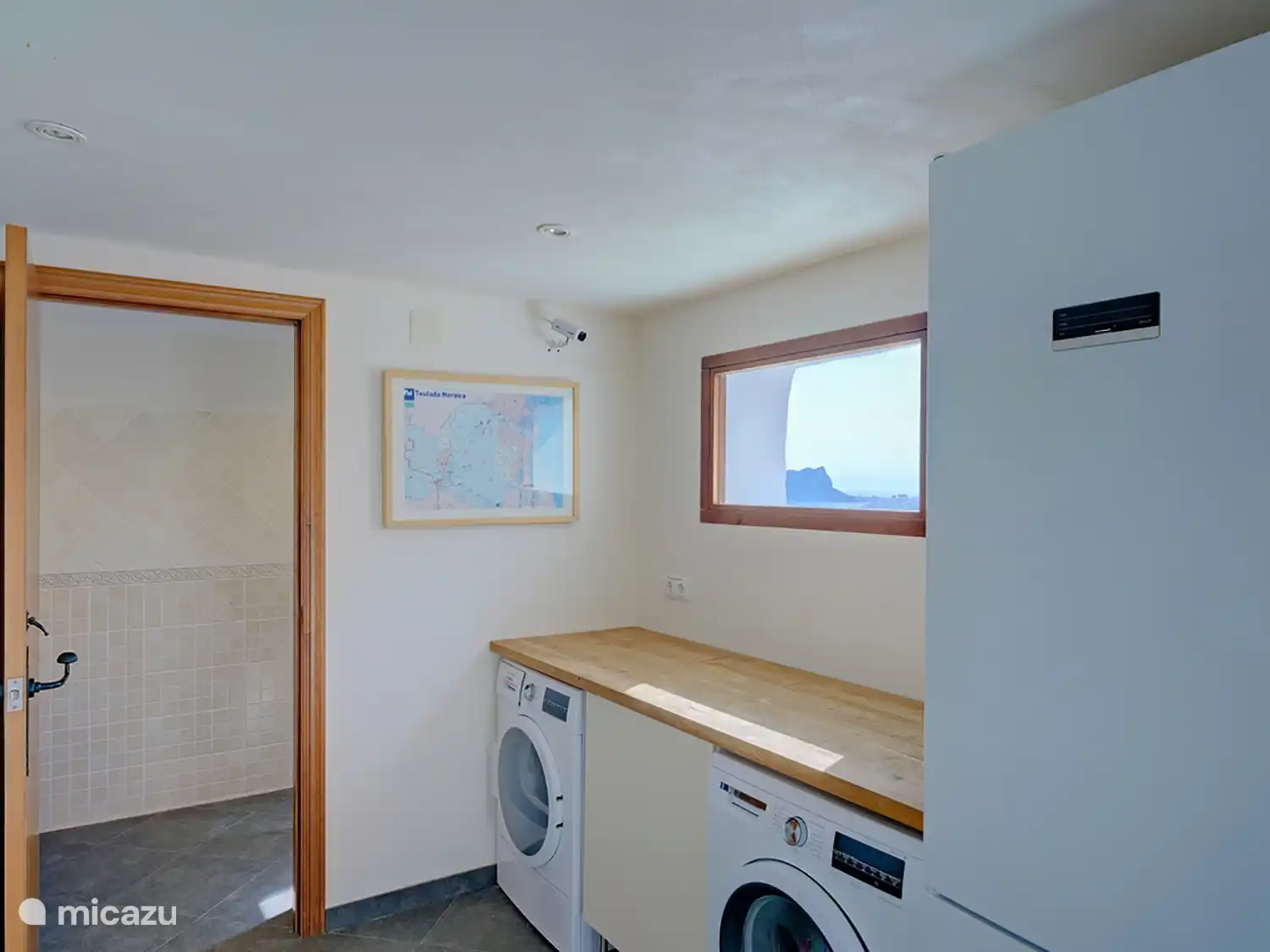 Casa la Gaviota - Hauswirtschaftsraum mit Waschmaschine und Trockner. 