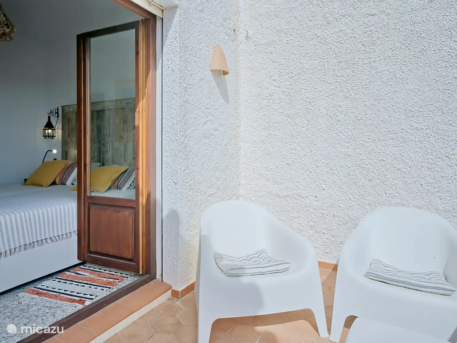 Casa la Gaviota - Terrasse des Hauptschlafzimmers mit Liegestühlen. 