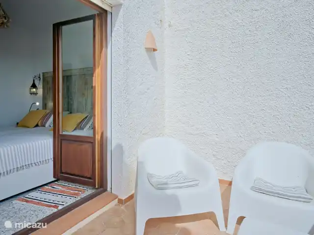 Casa la Gaviota | Espagne, Costa Blanca, Teulada - villa Casa la Gaviota - Terrasse de la chambre principale avec chaises longues.