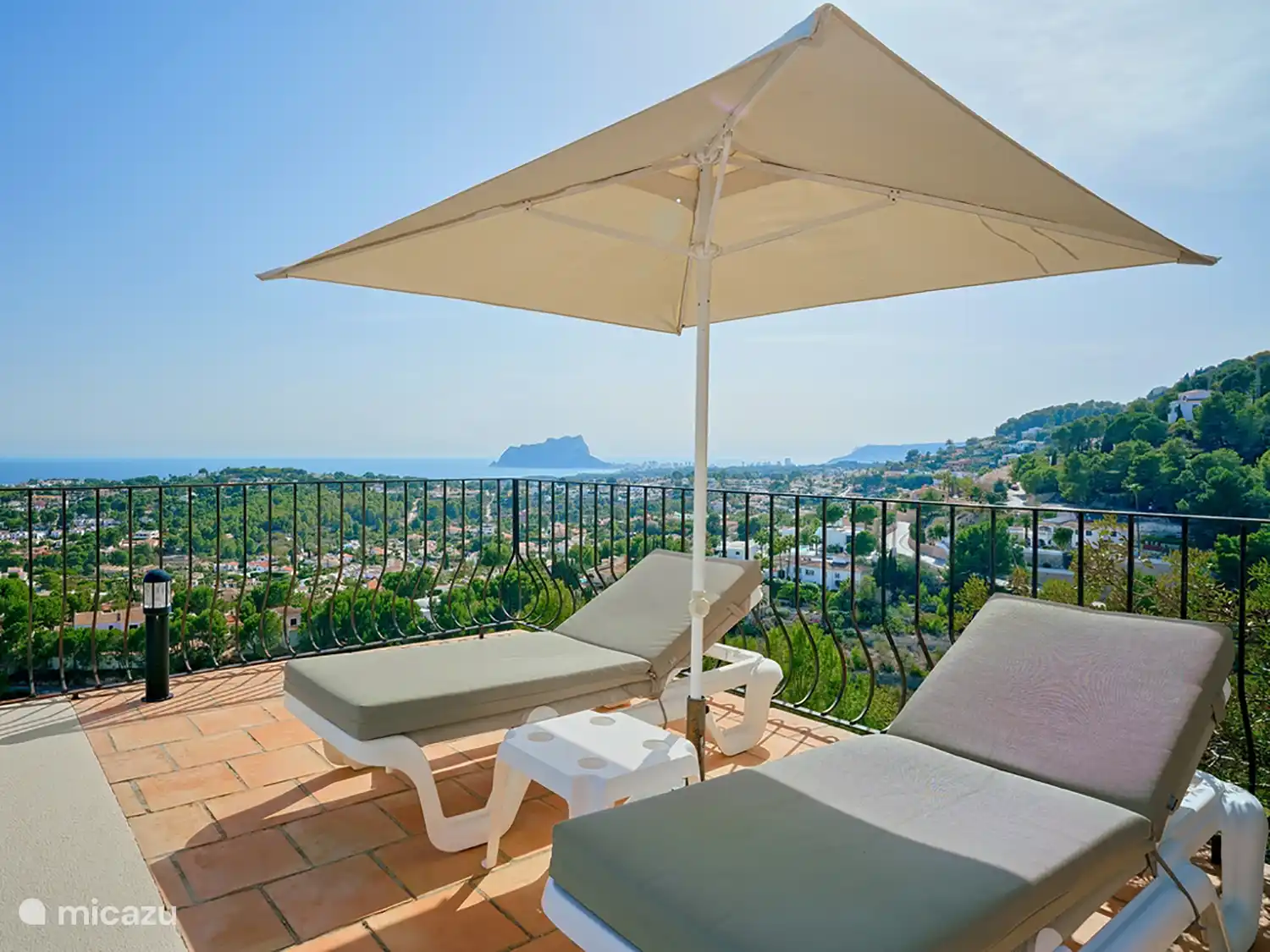 Casa la Gaviota - Bequeme Sonnenliegen mit Sonnenschirmen. 