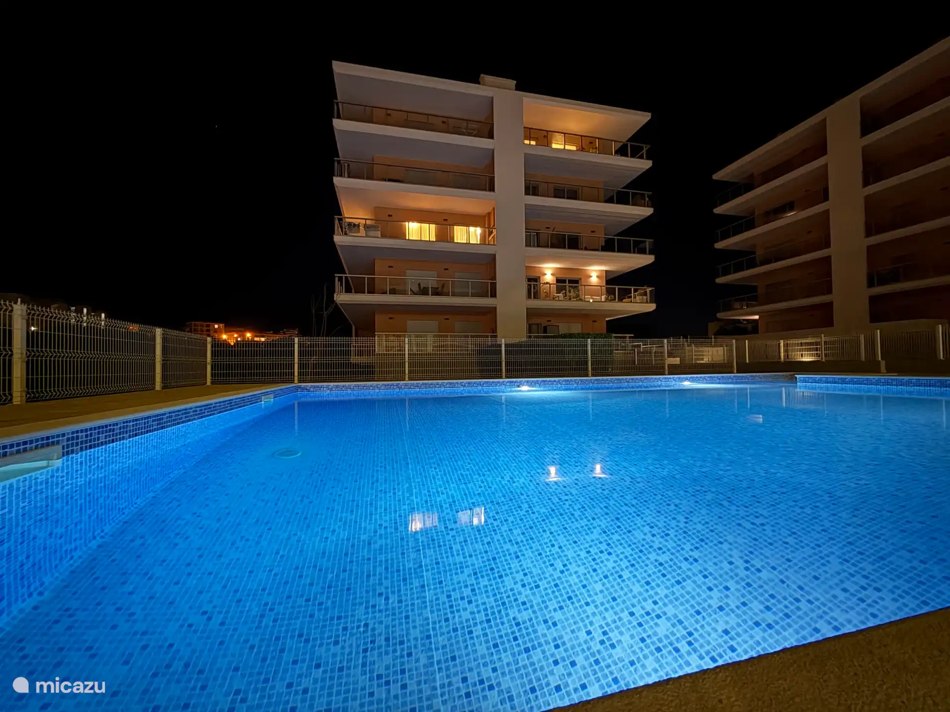 Schwimmbad mit Beleuchtung 