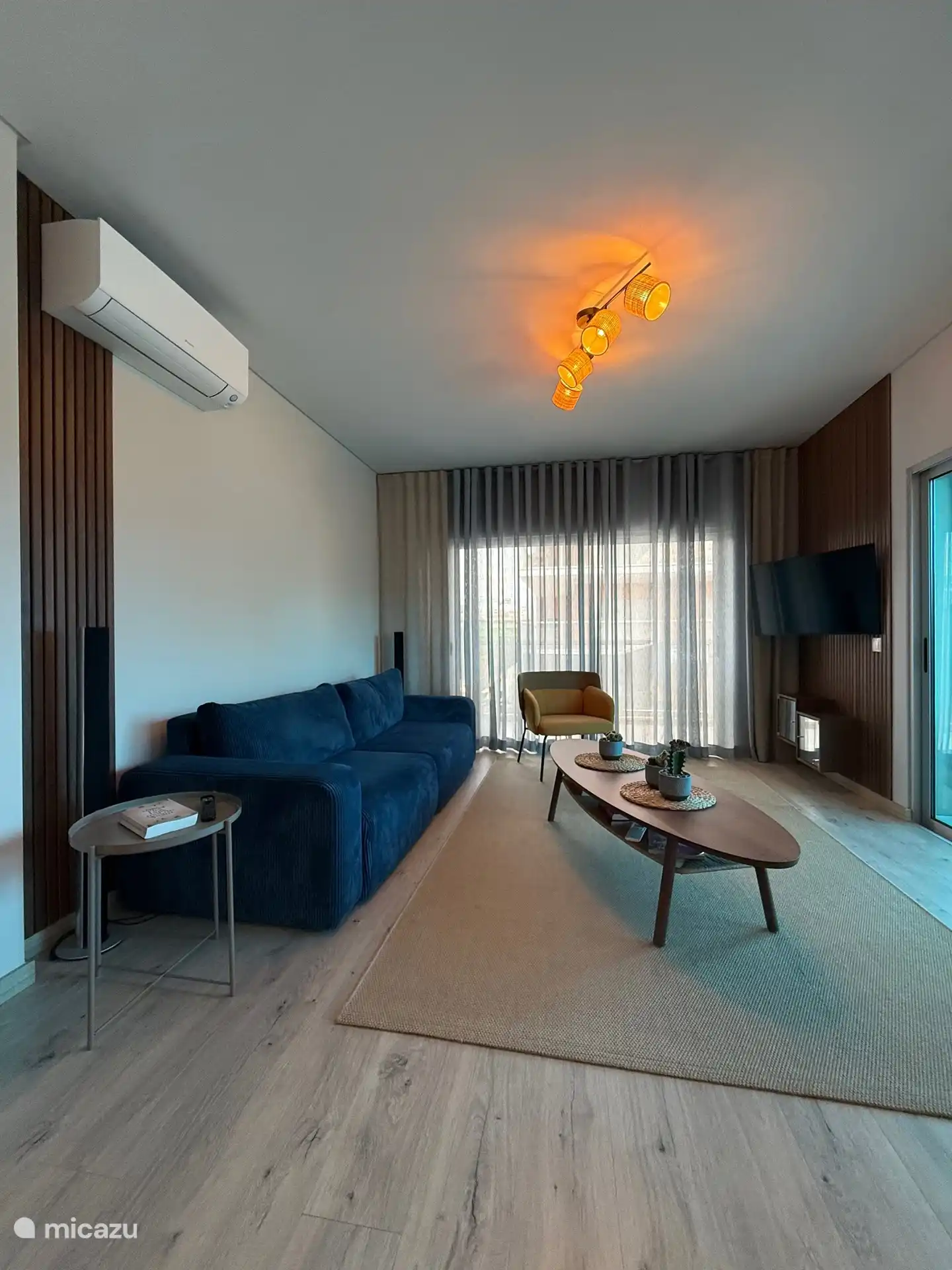 Wohnzimmer mit offener Küche 