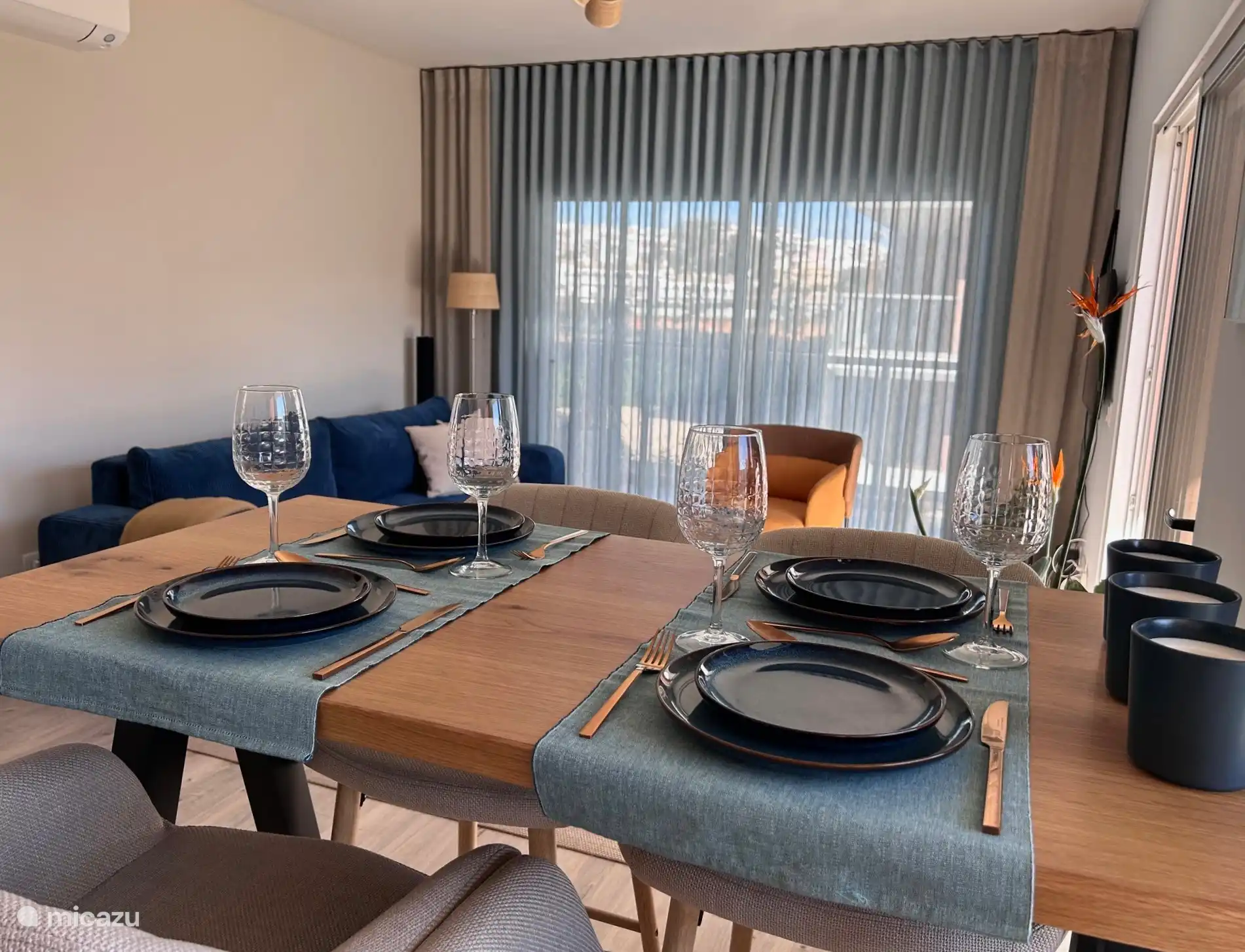 Hoher Esstisch mit Barhockern 