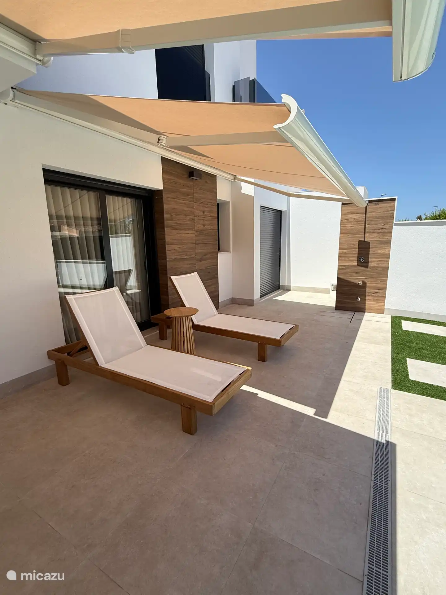 Terraza con set de salón Ibiza, ducha exterior con vistas