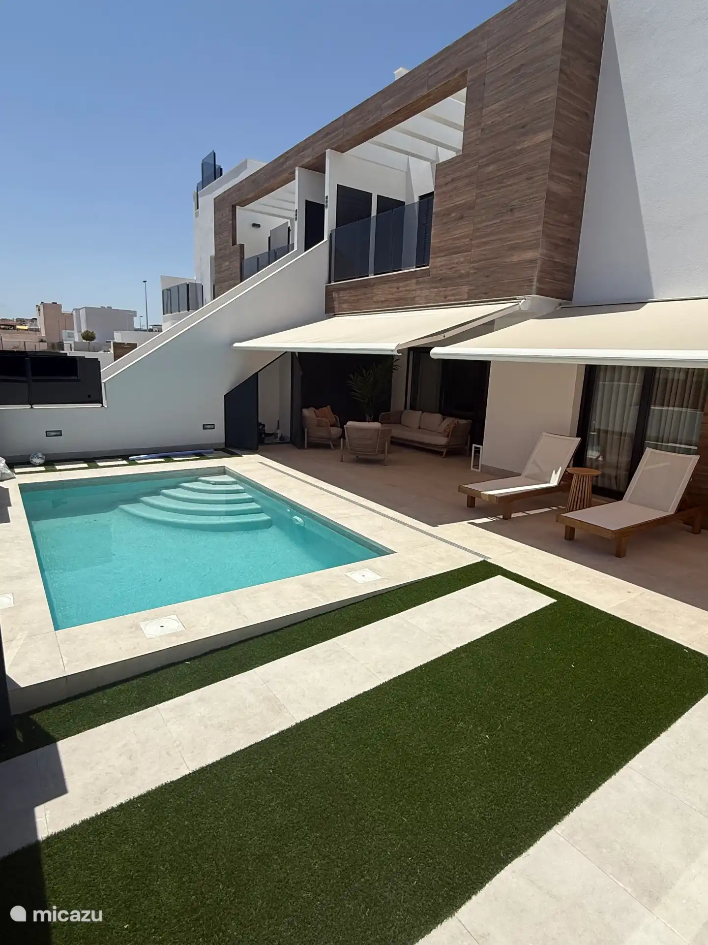 Terraza con vistas a la piscina