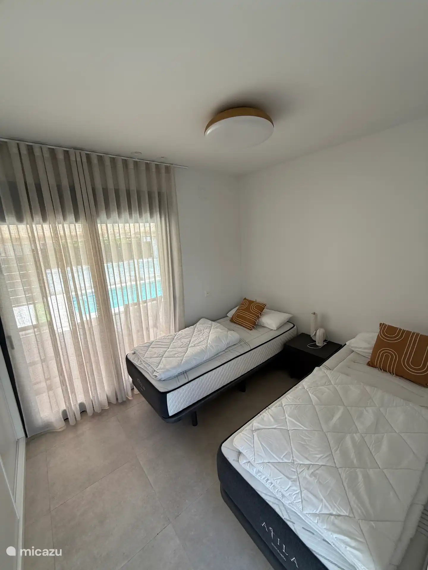 Dormitorio con entrada a piscina/terraza