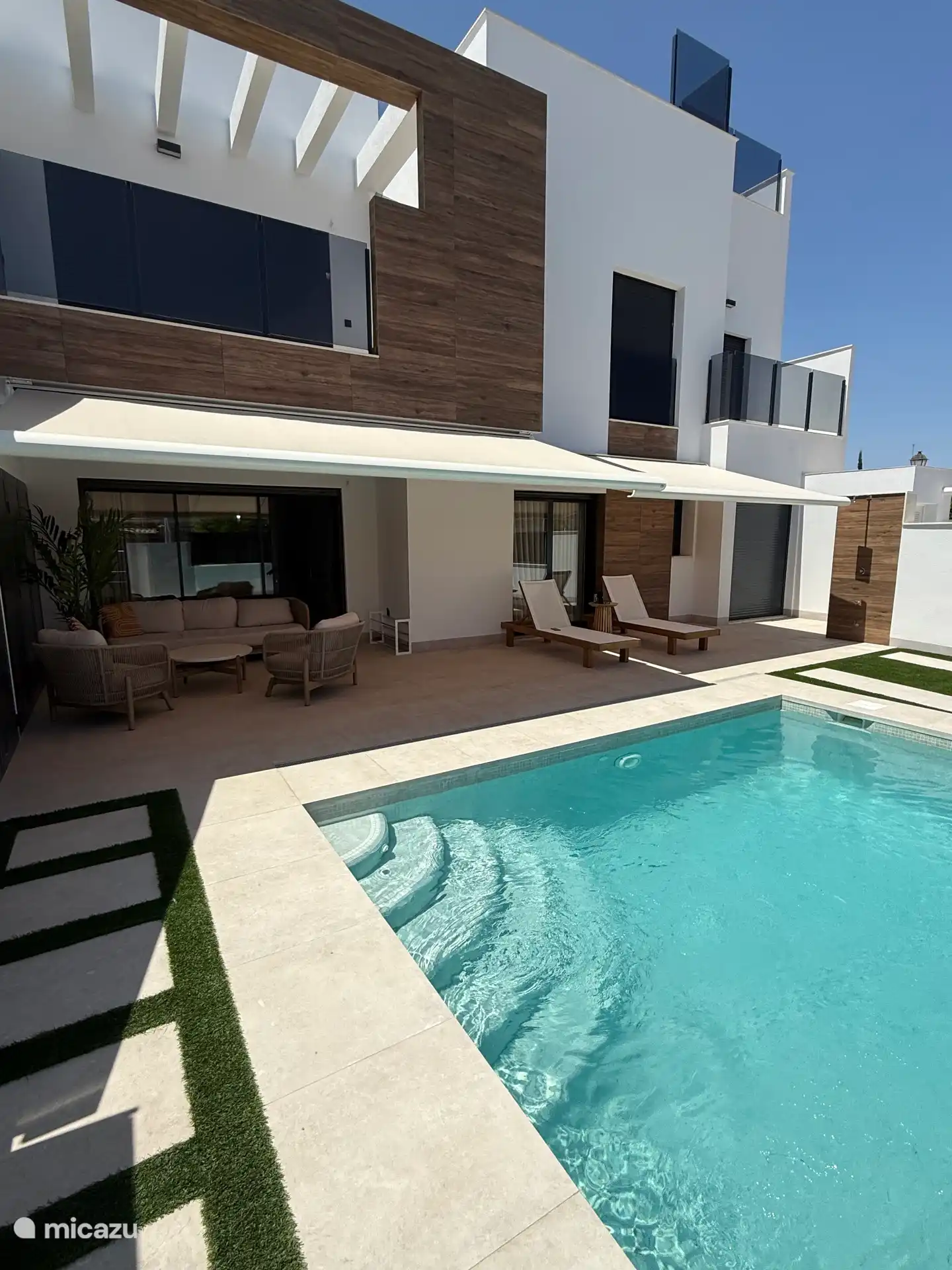 Piscina con salón Ibiza en la terraza