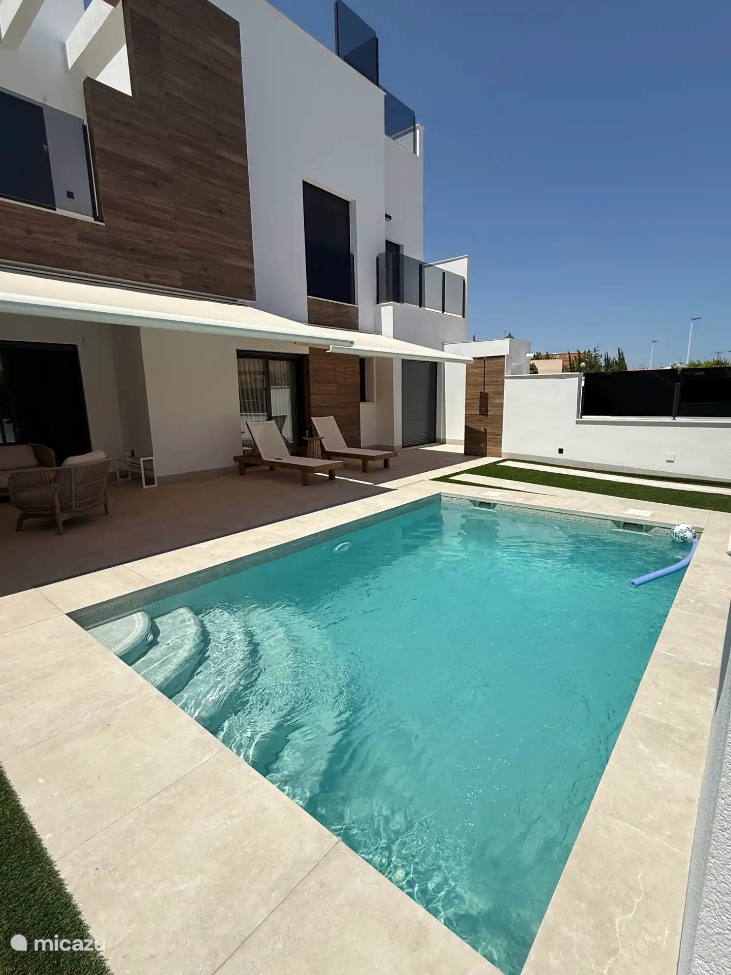 Terraza con salón Ibiza y piscina