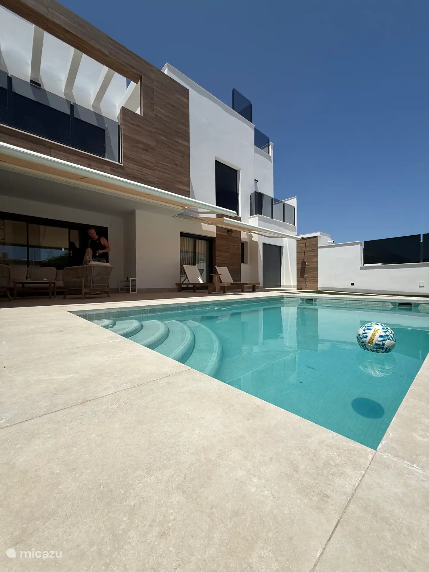 Piscina con gran terraza