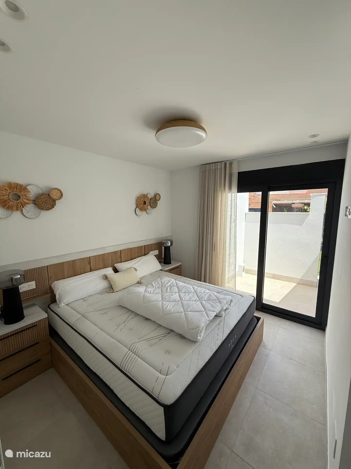 Dormitorio principal con acceso a piscina y terraza.