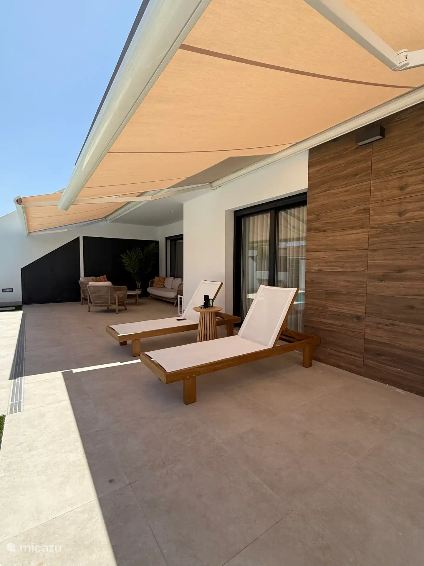 Persianas eléctricas extensibles en la terraza