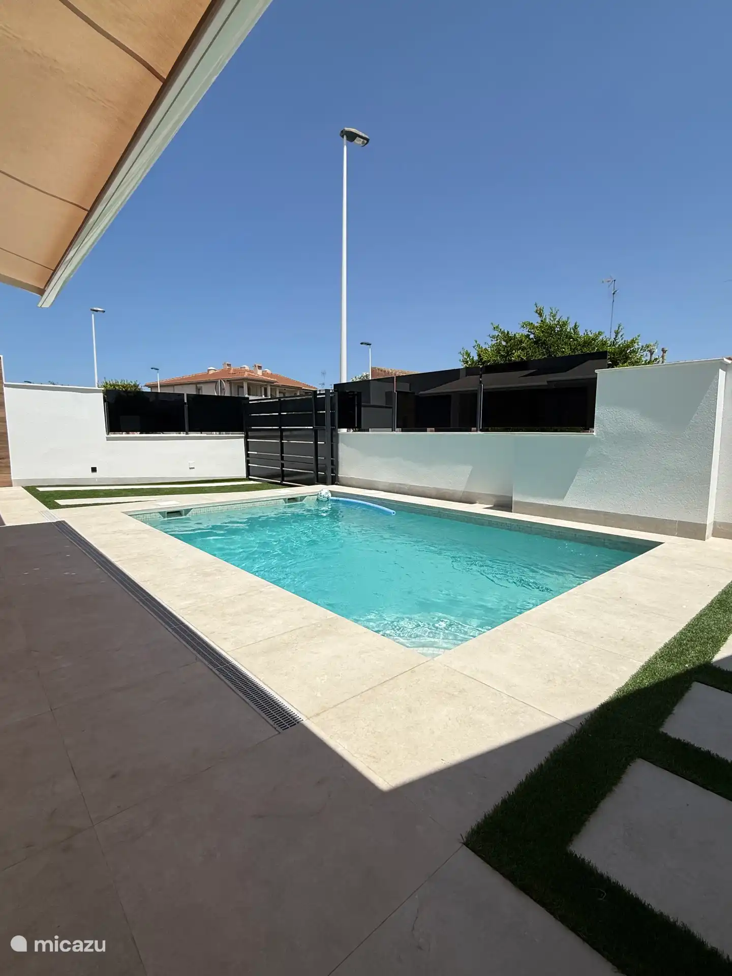 Terraza con piscina y entrada privada