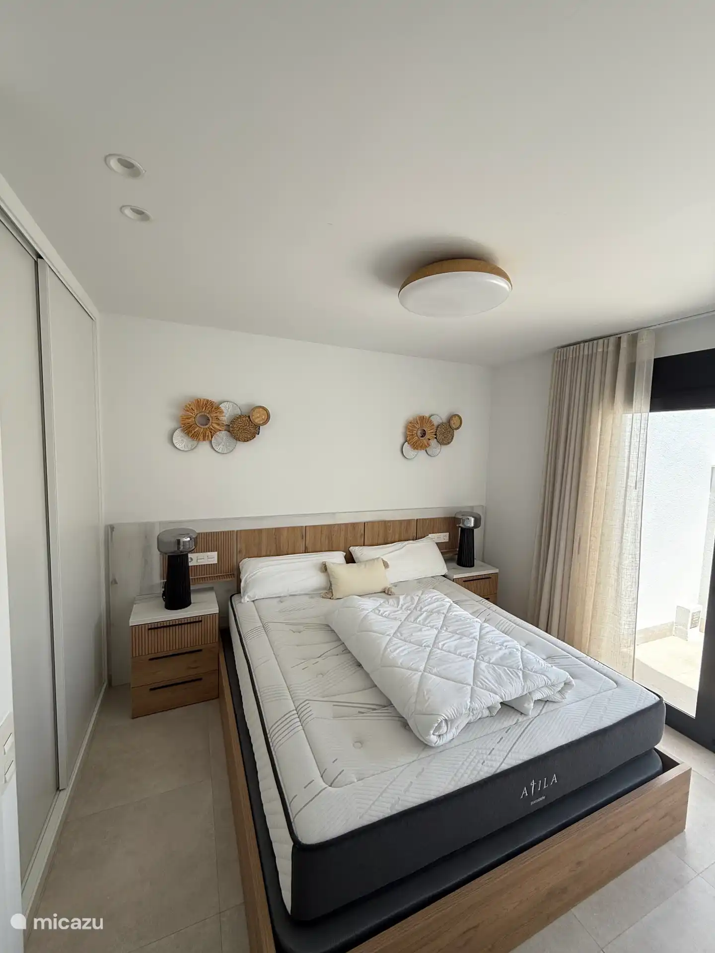 Dormitorio principal de lujo con armarios empotrados y acceso a la terraza con piscina. 