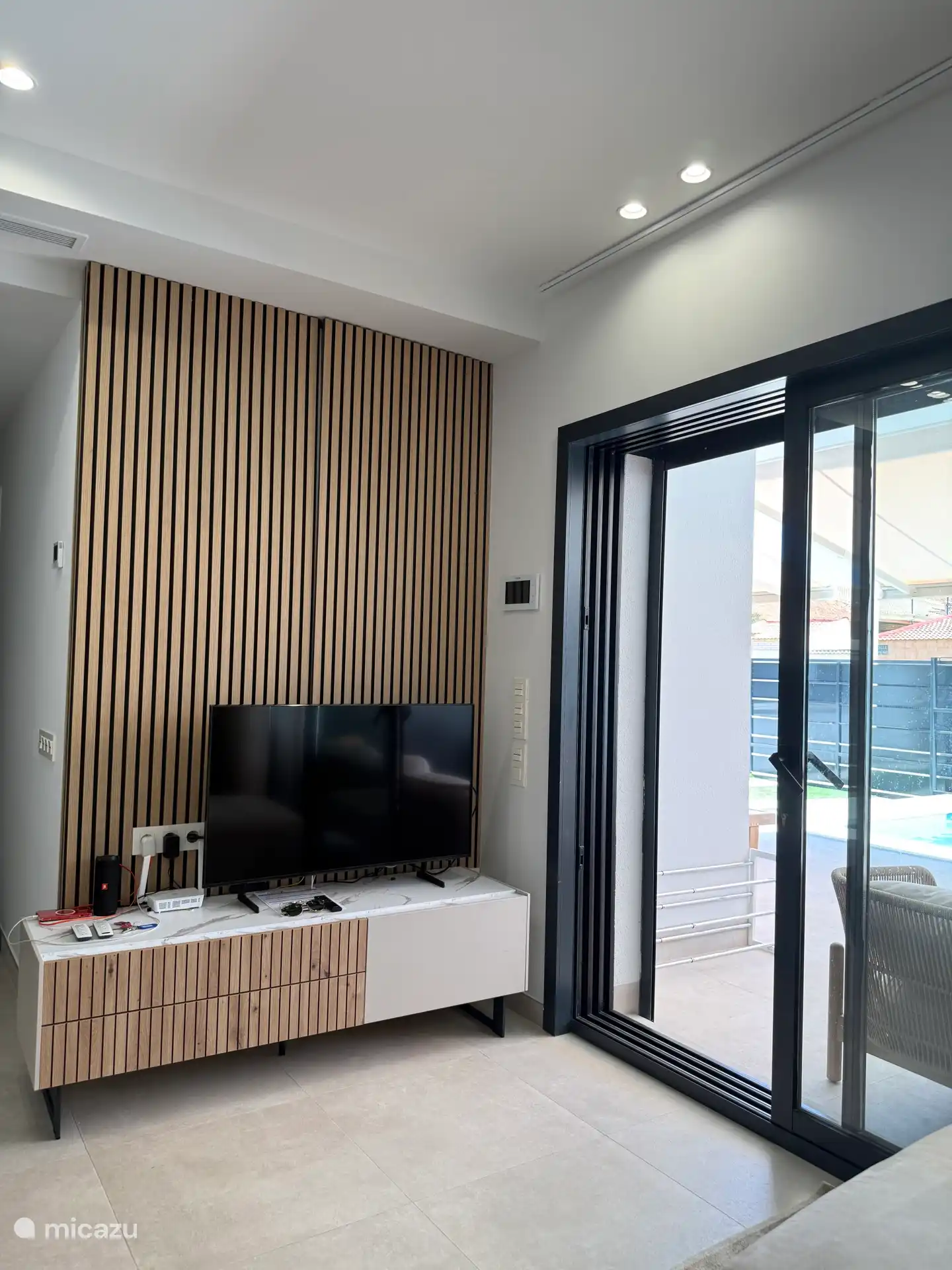 Entrada al salón a través de puertas correderas