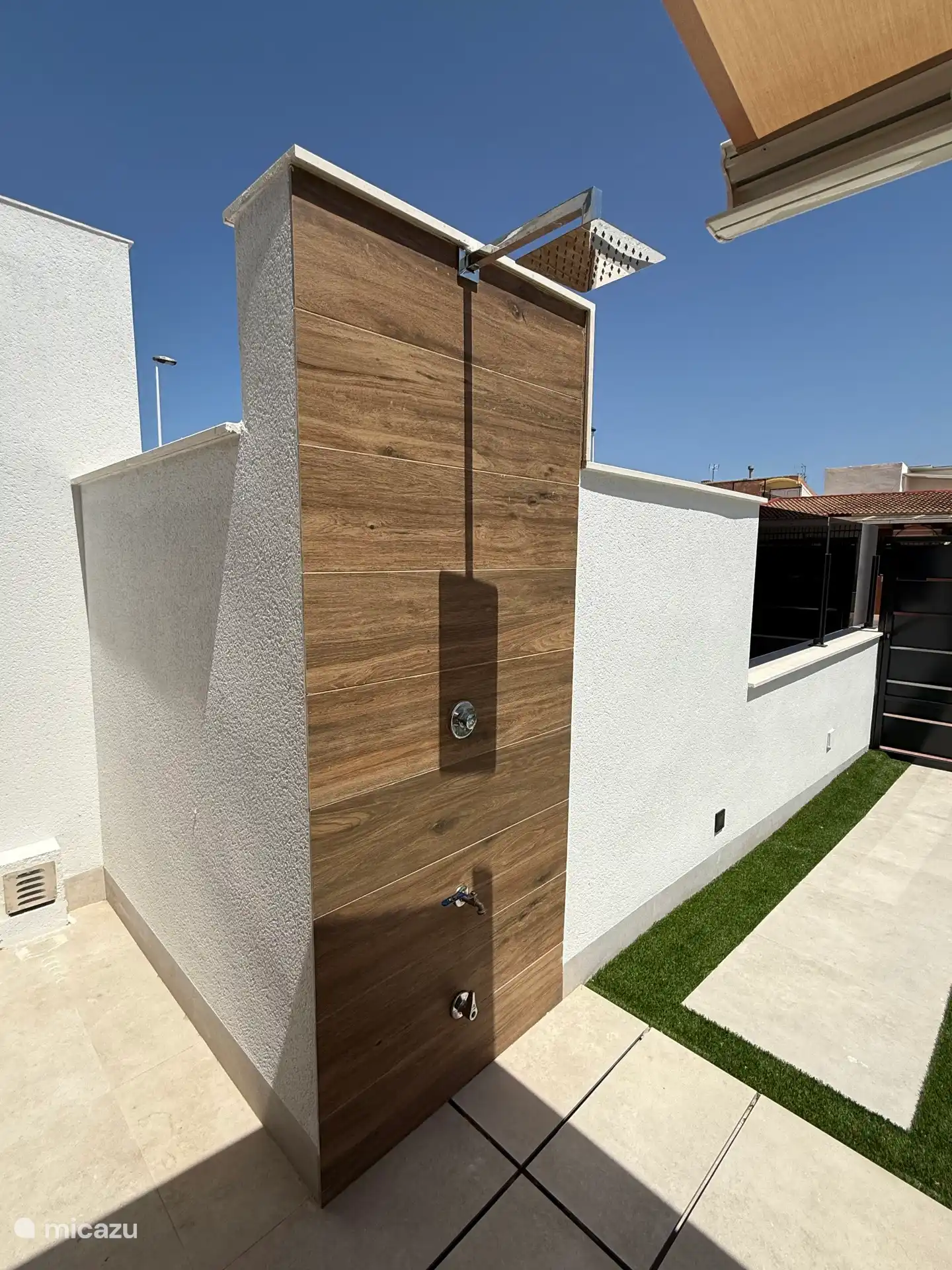 Ducha exterior en la terraza