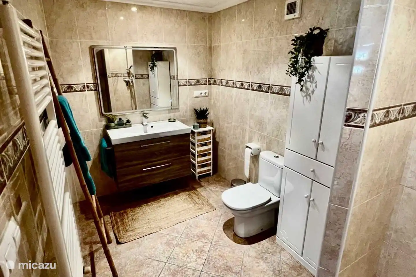 Die Villa Studio 44 in Benissa verfügt über ein komplettes Badezimmer im Erdgeschoss.