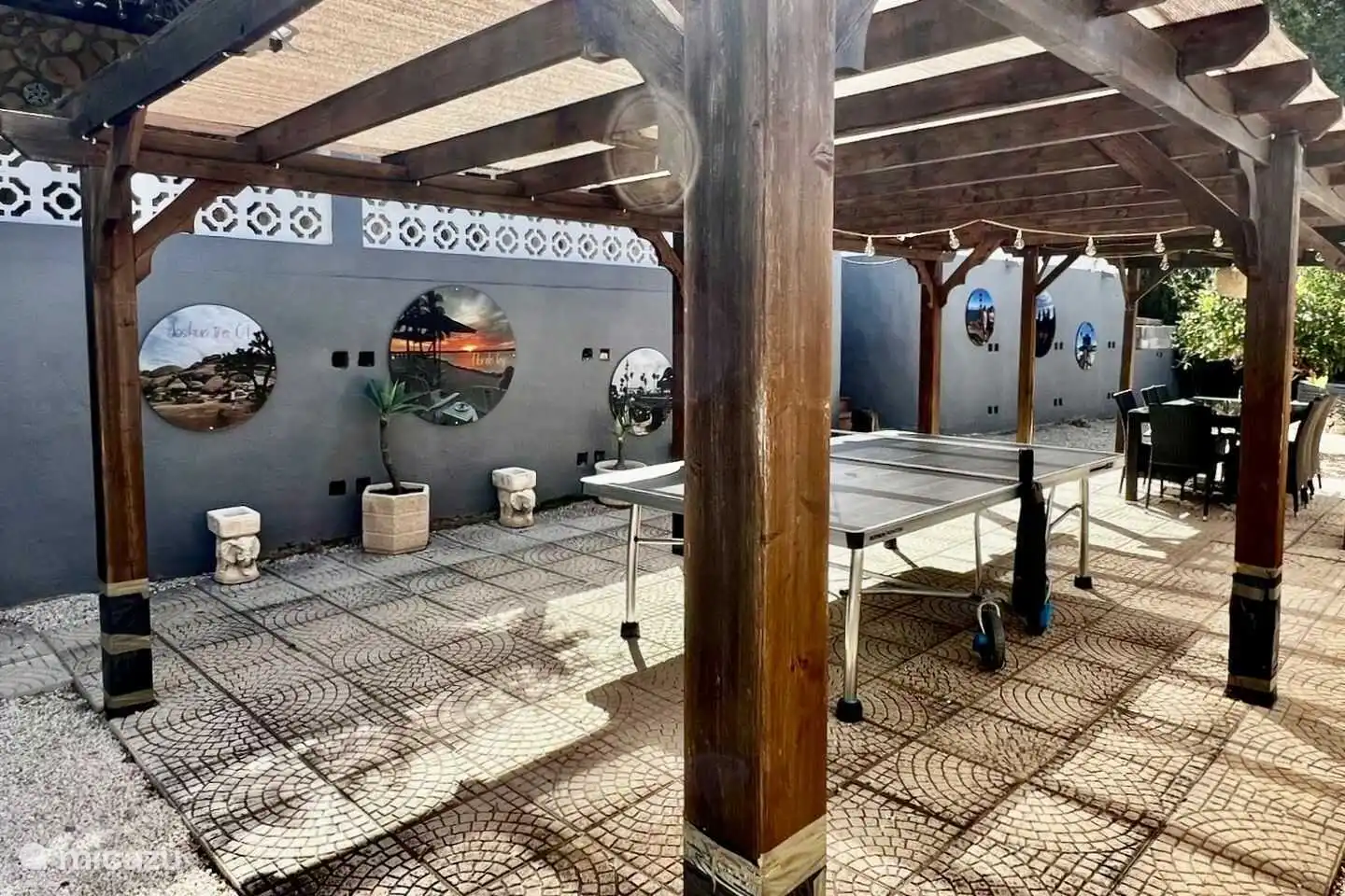 Die Villa Studio 44 in Benissa verfügt über eine Tischtennisplatte auf einer der überdachten Terrassen.