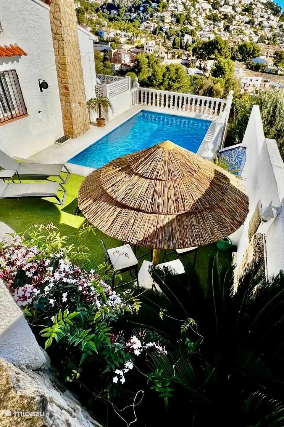 Die Villa Studio 44 in Benissa verfügt über einen privaten Pool mit Sonnenliegen rundherum.