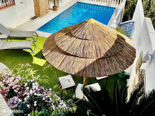 Villa Studio 44 | Benissa | 8 pers | Espagne, Costa Blanca, Benissa - villa La Villa Studio 44 à Benissa dispose d’une piscine privée avec des transats tout autour.