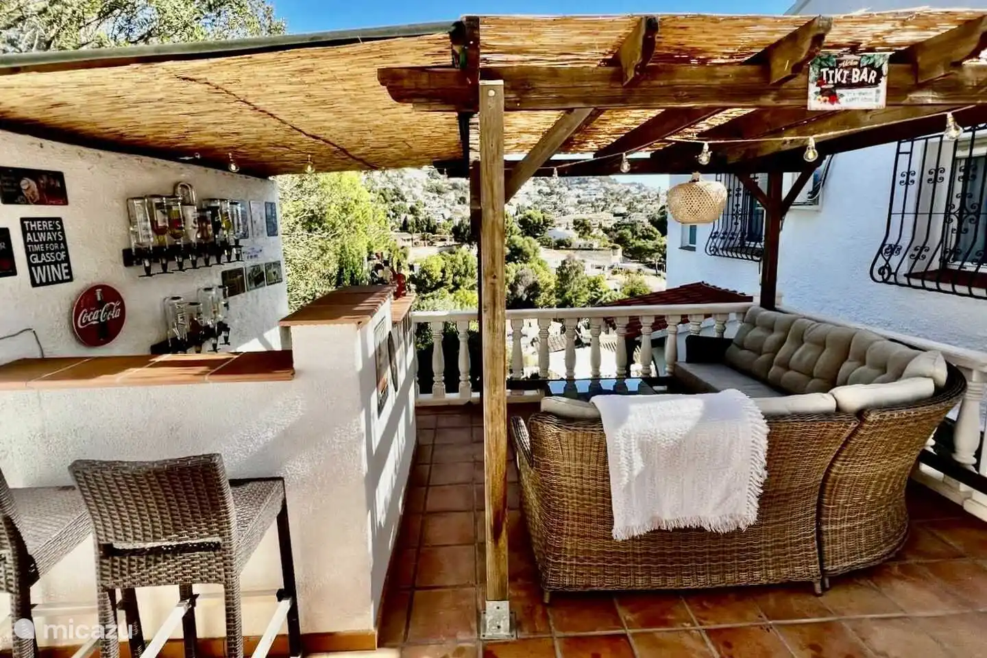 Die Villa Studio 44 in Benissa verfügt über eine echte Bar im Garten mit einem bequemen Lounge-Sofa.