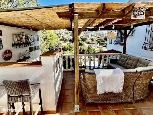 Villa Studio 44 | Benissa | 8 pers | Espagne, Costa Blanca, Benissa - villa La Villa Studio 44 à Benissa dispose d’un véritable bar dans le jardin avec un canapé salon confortable.