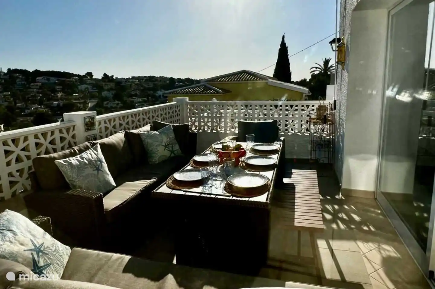 Die Villa Studio 44 in Benissa verfügt über mehrere Terrassen mit bequemen Sitzbereichen.