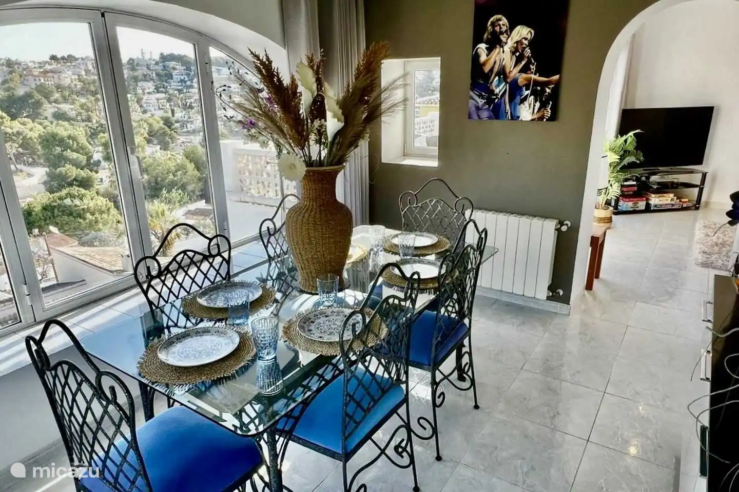 Die Villa Studio 44 in Benissa verfügt über ein Esszimmer im 1. Stock mit herrlichem Blick auf das Tal.