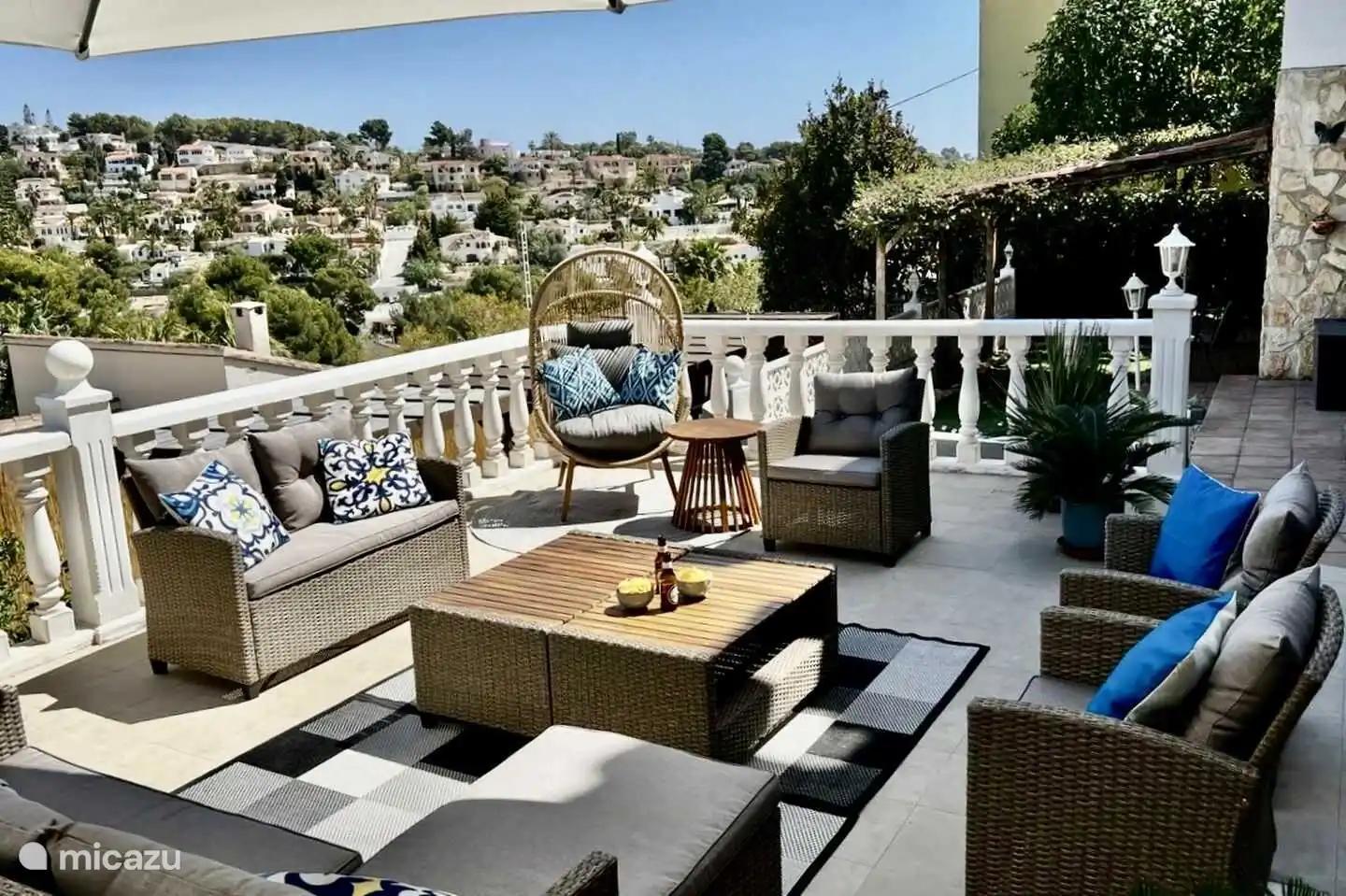 Die Villa Studio 44 in Benissa verfügt über eine große Terrasse mit herrlichem Blick auf das Tal.