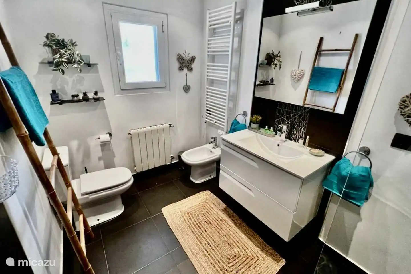 Die Villa Studio 44 in Benissa verfügt über ein voll ausgestattetes Badezimmer im 1. Stock.