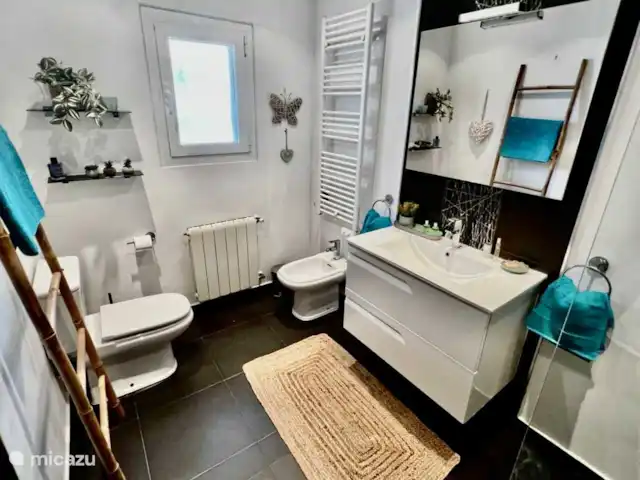 Villa Studio 44 | Benissa | 8 pers | Espagne, Costa Blanca, Benissa - villa La Villa Studio 44 à Benissa dispose d’une salle de bain entièrement équipée au 1er étage.