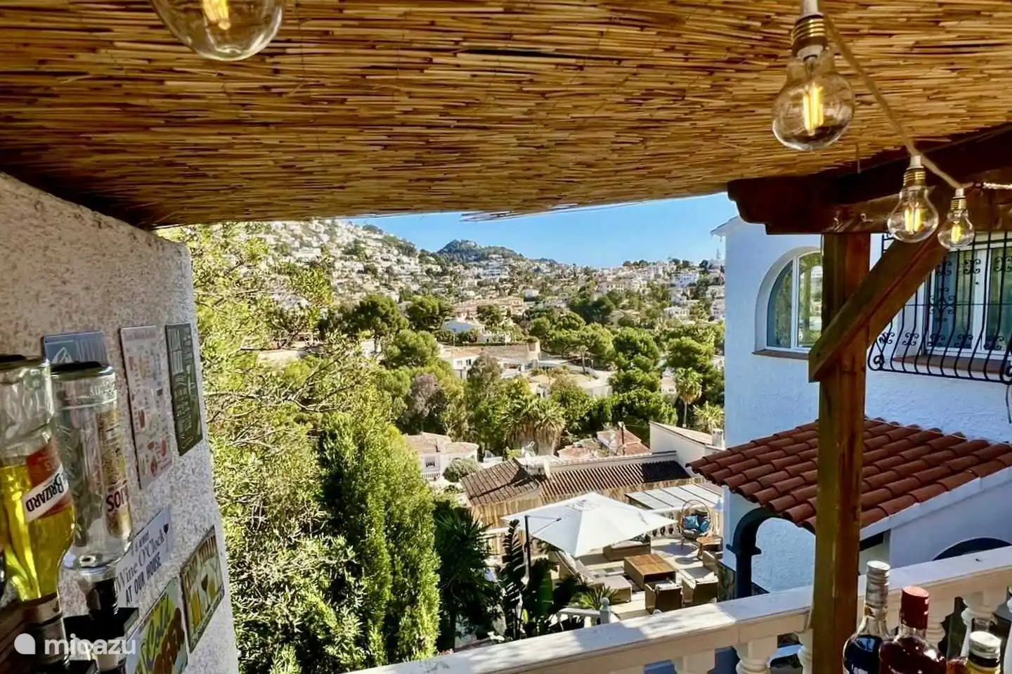 Die Villa Studio 44 in Benissa hat von der Bar aus einen schönen Blick auf das Tal