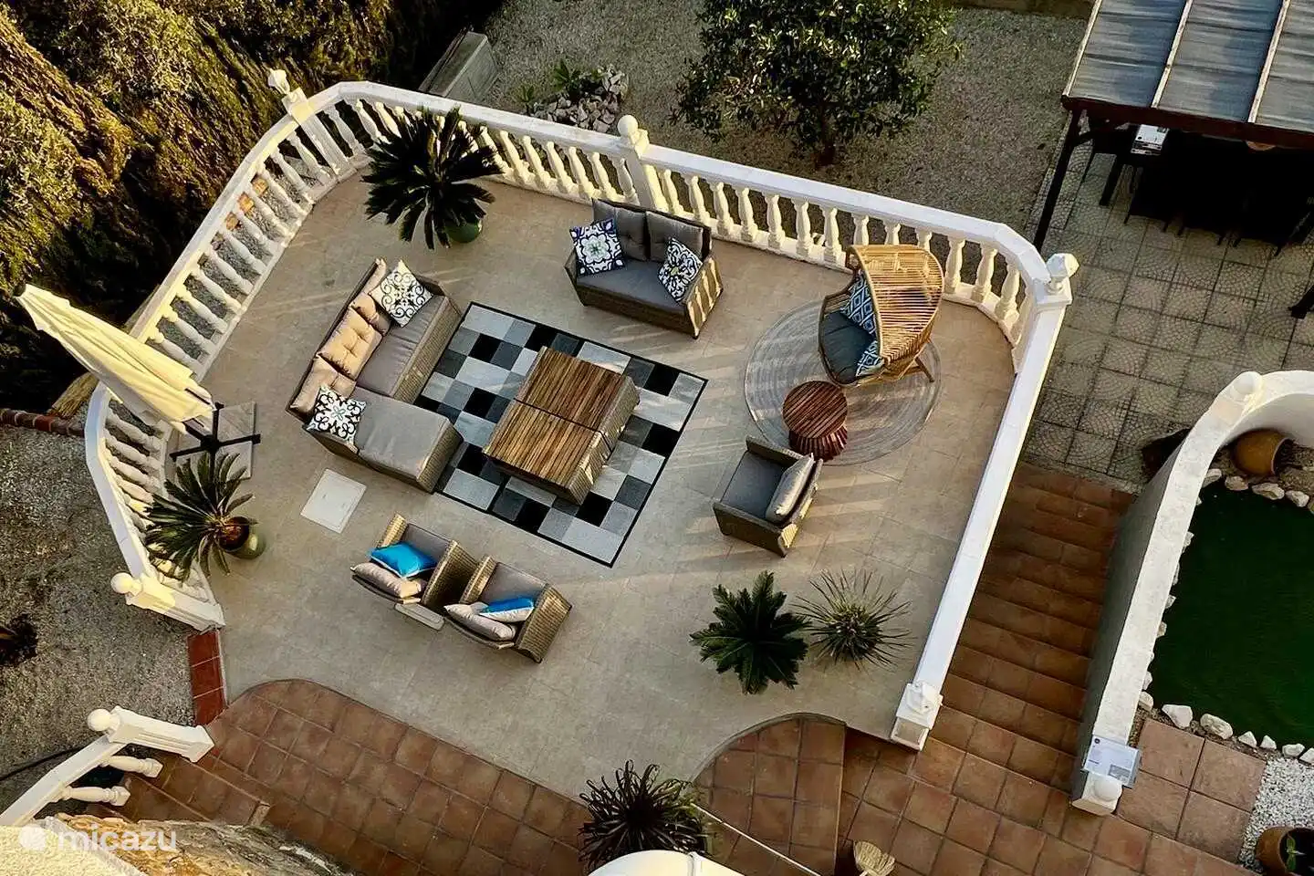 Die Villa Studio 44 in Benissa verfügt über mehrere Terrassen mit bequemen Sitzbereichen.