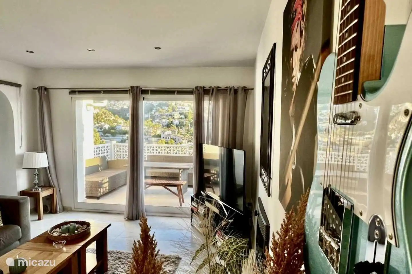 Die Villa Studio 44 in Benissa verfügt im 1. Stock über ein geräumiges und helles Wohnzimmer mit direktem Zugang zur Terrasse.