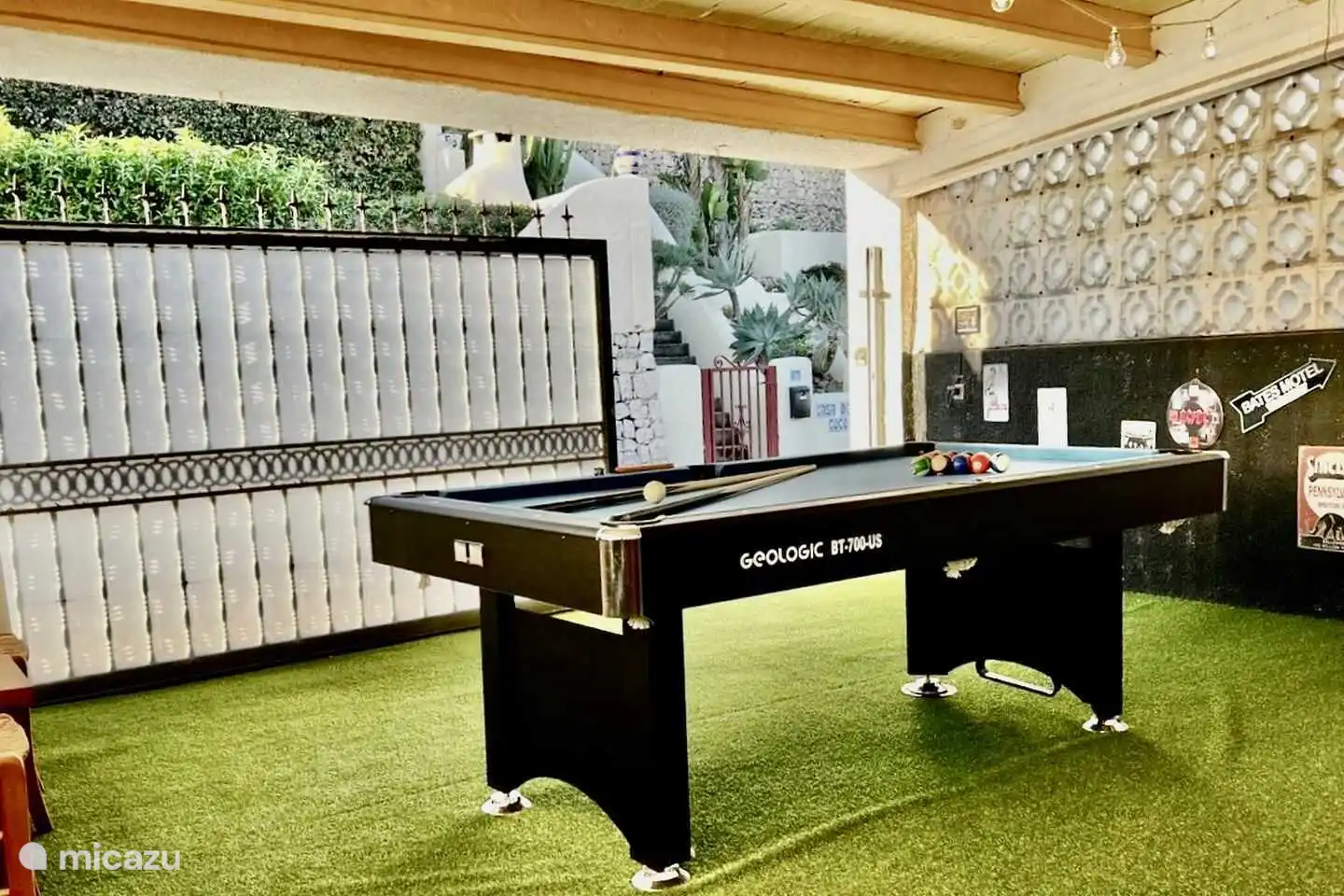 Die Villa Studio 44 in Benissa hat in der Garage ein echtes Spielzimmer mit einem Billardtisch gebaut, unter anderem.