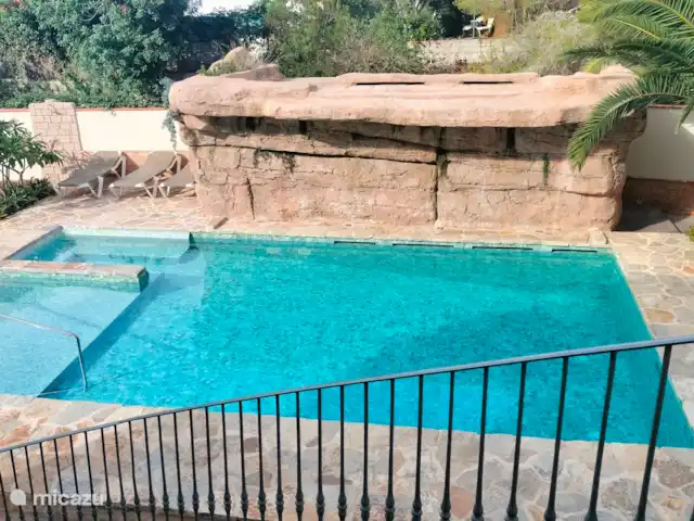 Montgó 2 Appartementen huren in Spanje, Costa Blanca, Dénia - appartement Zwembad op het strand, van 0 tot 1.90 diep, met waterval en zithoek en ligstoel.