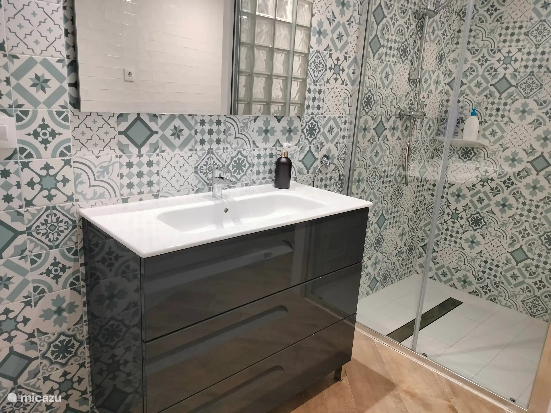 Badezimmer mit Dusche