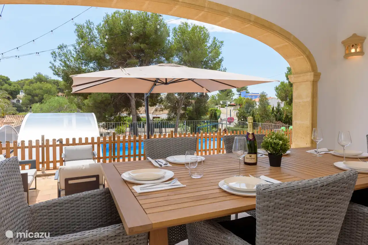 Terrasse Essbereich am Pool