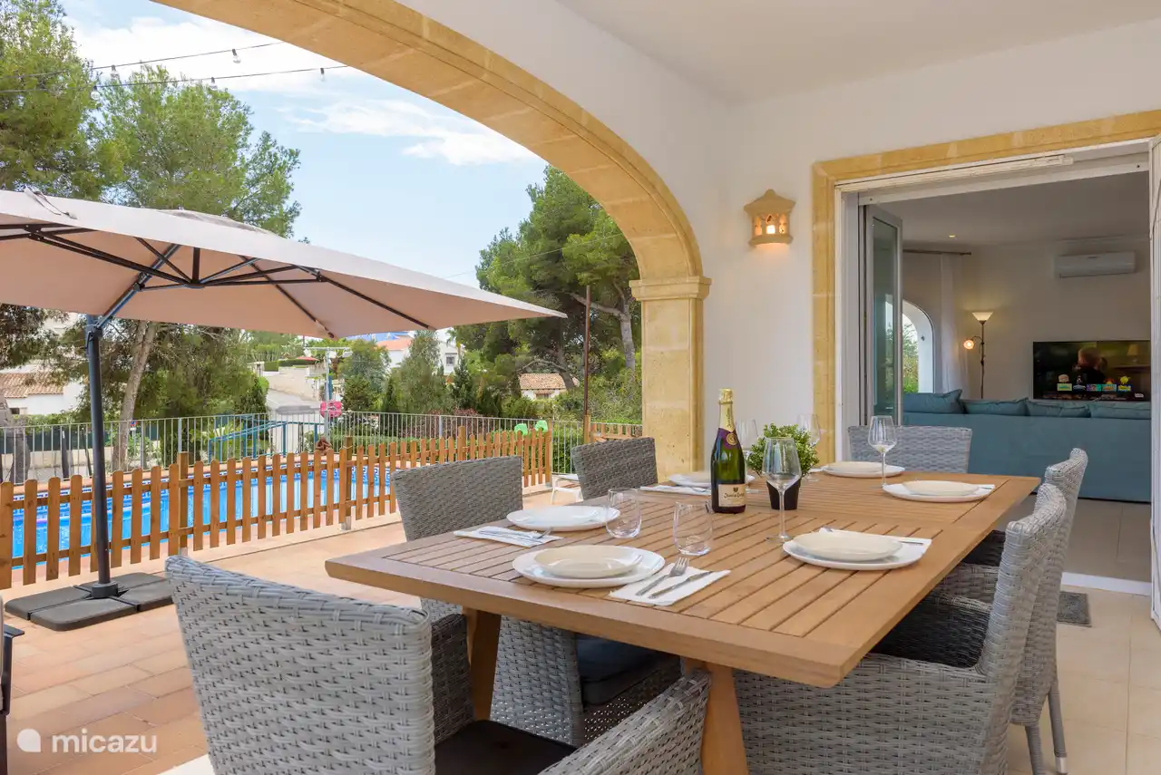 Terrasse Essbereich am Pool