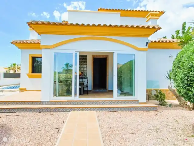 villa en España, Costa Blanca, Hondón de las Nieves – Casa Lila - piscina privada y parque infantil Vista frontal de la propiedad y el jardín