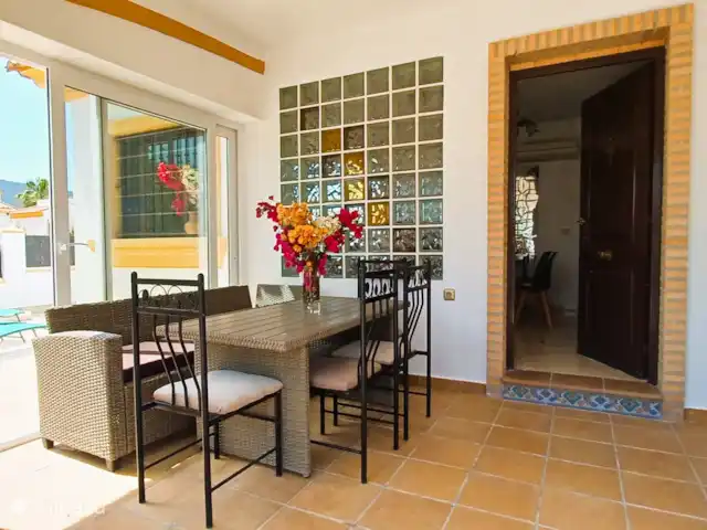 villa en España, Costa Blanca, Hondón de las Nieves – Casa Lila - piscina privada y parque infantil Porche cubierto (sombreado)