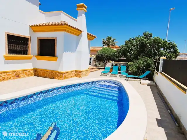 villa en España, Costa Blanca, Hondón de las Nieves – Casa Lila - piscina privada y parque infantil Piscina y jardín