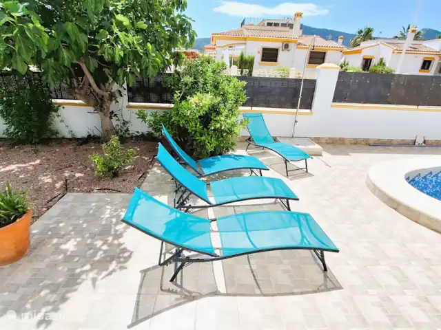 villa en España, Costa Blanca, Hondón de las Nieves – Casa Lila - piscina privada y parque infantil Tumbonas