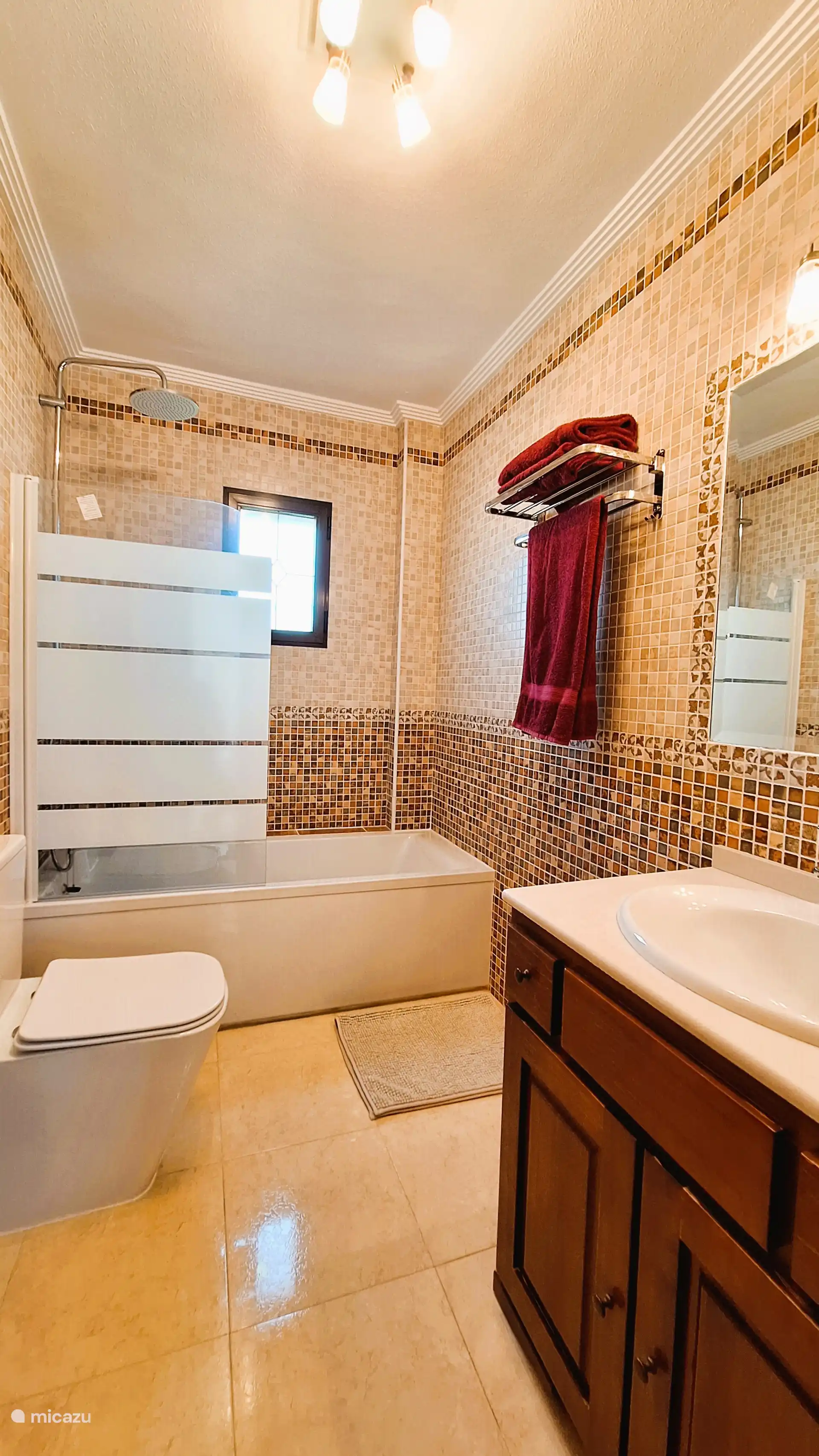 Cuarto de baño en la 1ª planta con bañera