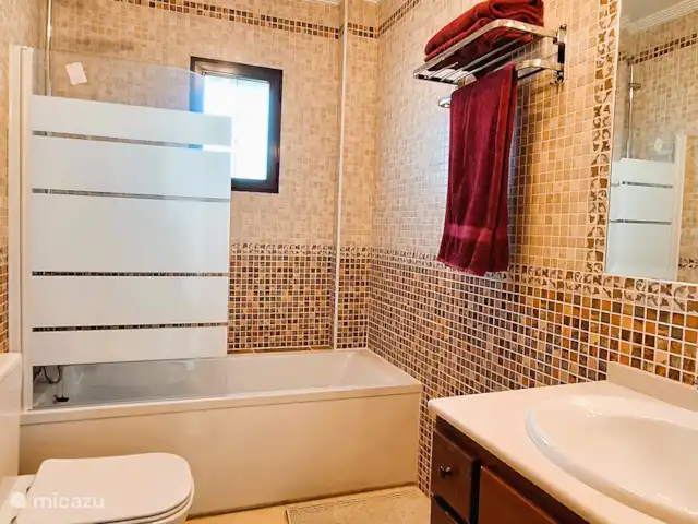 villa en España, Costa Blanca, Hondón de las Nieves – Casa Lila - piscina privada y parque infantil Cuarto de baño en la 1ª planta con bañera