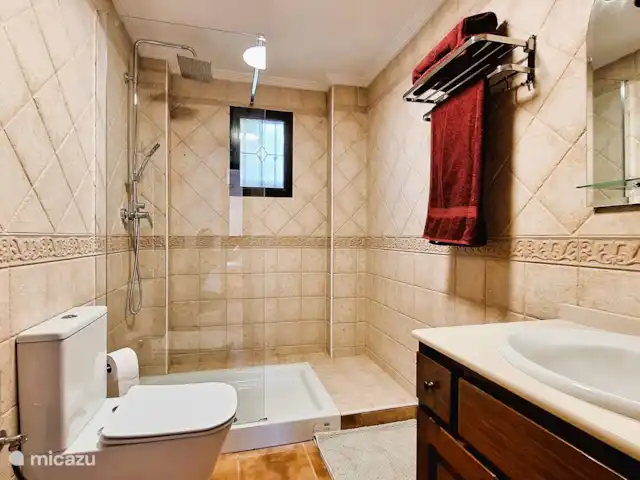 villa en España, Costa Blanca, Hondón de las Nieves – Casa Lila - piscina privada y parque infantil Baño con ducha a ras de suelo (planta principal)